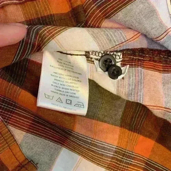 Authentic Signature Levi Strauss & Co plaid button down sz S plaid fall *Hole* - Picture 6 of 10